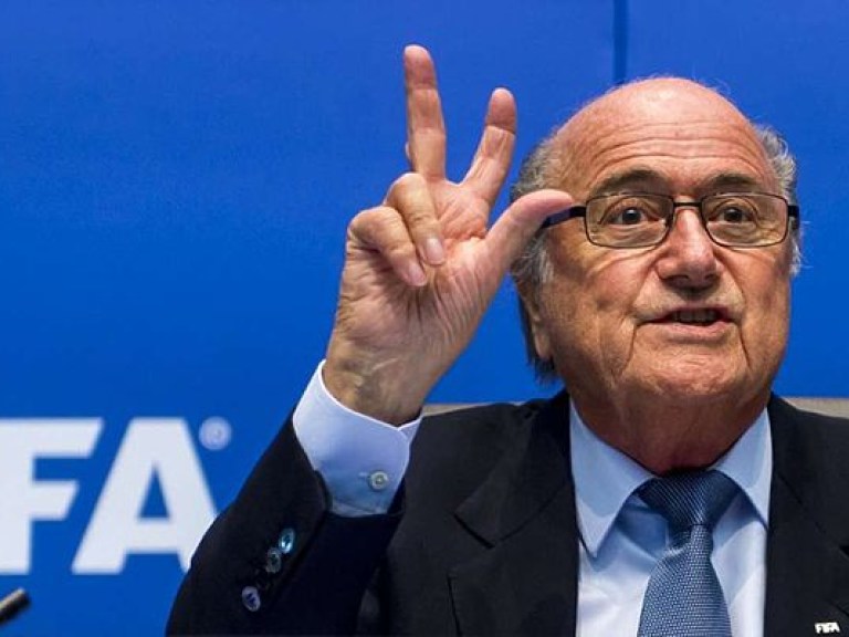 С президента ФИФА Блаттера сняли обвинения в коррупции
