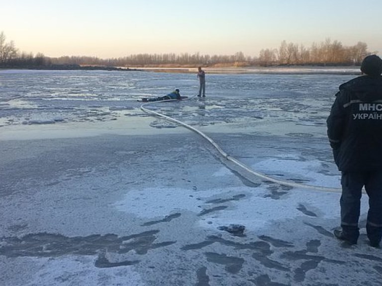 В Донецкой области мужчина провалился под лед и погиб