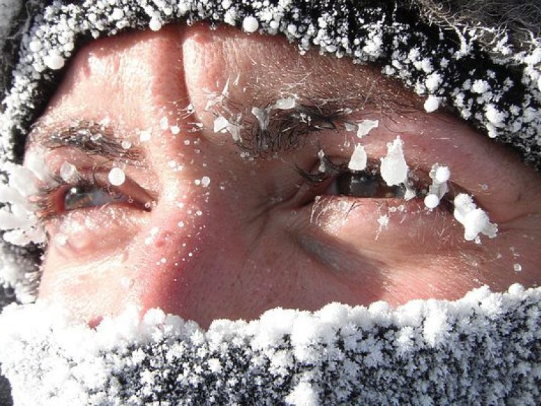 В мороз необходимо отдавать предпочтение одежде из натуральных тканей – медик