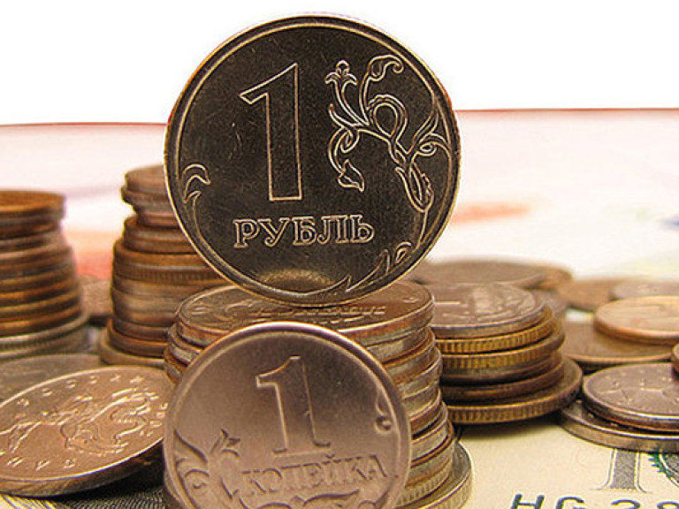 На московской бирже рубль продолжил падение