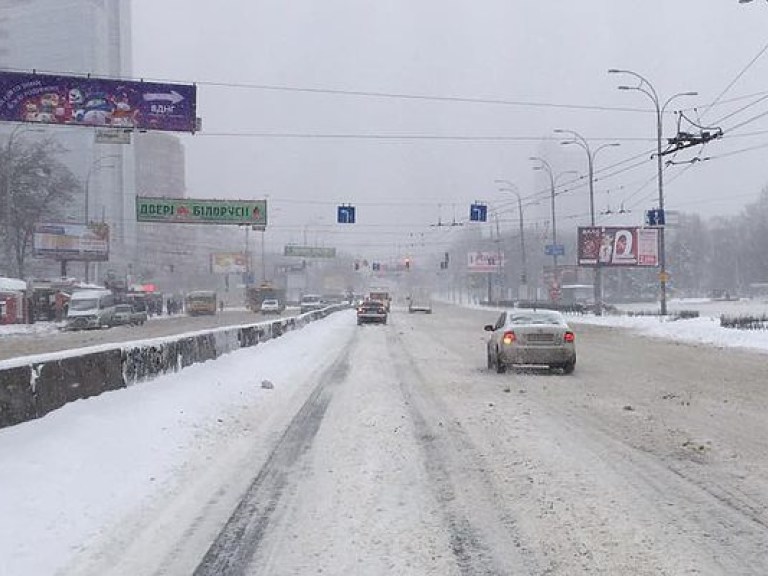 Киев засыпало снегом: городу угрожает транспортный коллапс (ФОТО)