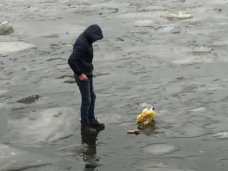 В связи с потеплением спасатели просят украинцев не выходить на тонкий лед