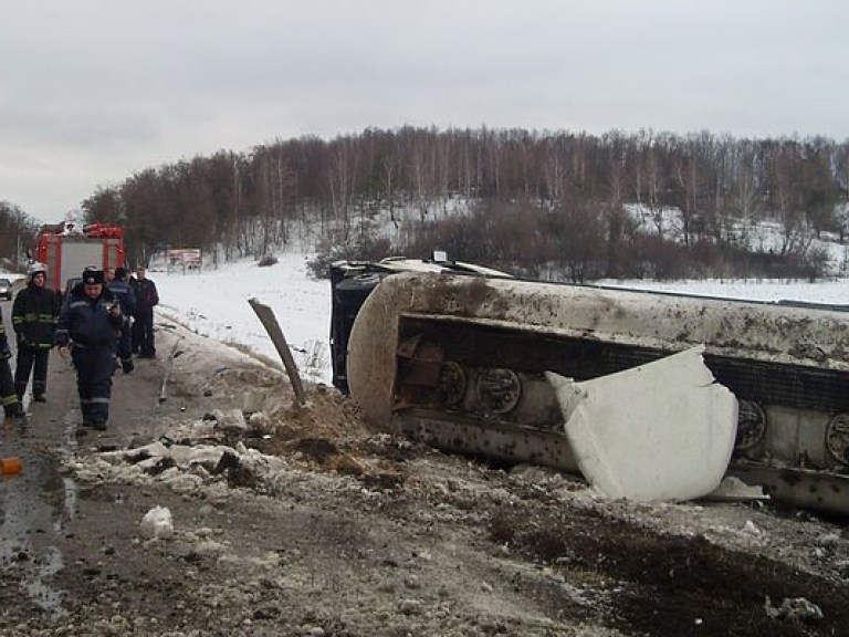 В Харьковской области перевернулся бензовоз с топливом (ФОТО)