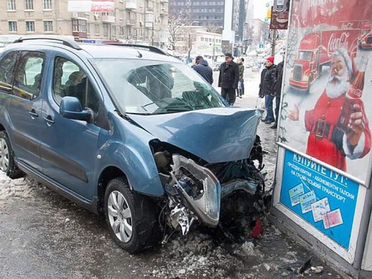 В Киеве взяточники из столичной налоговой устроили ДТП во время задержания