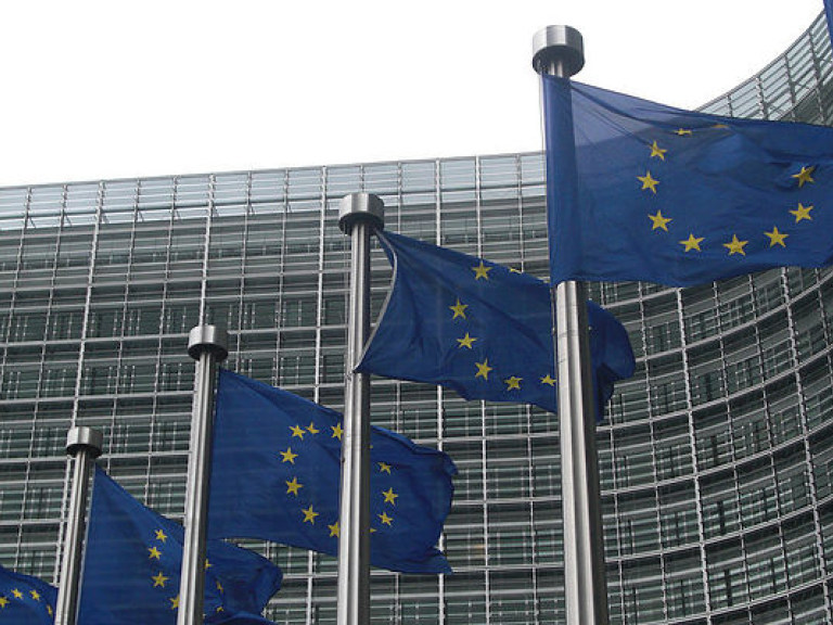 Еврокомиссия до апреля предложит Совету ЕС отменить визы для украинцев