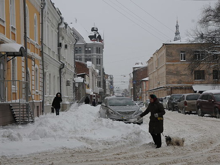 Обильный снегопад парализовал движение транспорта в Харькове (ФОТО)