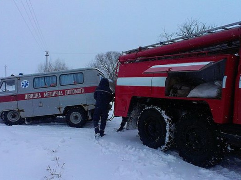 На автодороге между Николаевом и Херсоном расчистили снег и возобновили движение транспорта