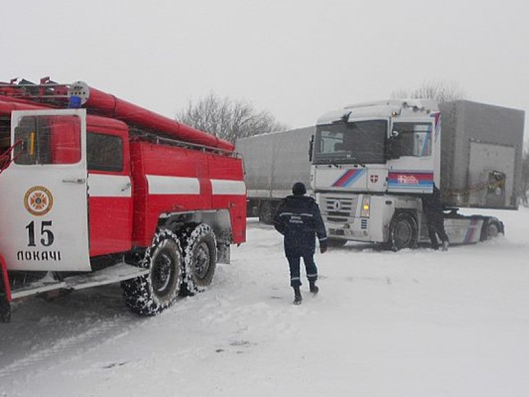 Из-за гололеда на дорогах ограничено движение транспорта в 5 областях &#8212; полиция