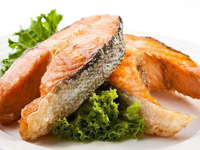 Грецкие орехи и красная рыба помогут восстановить объем талии после праздников — медики