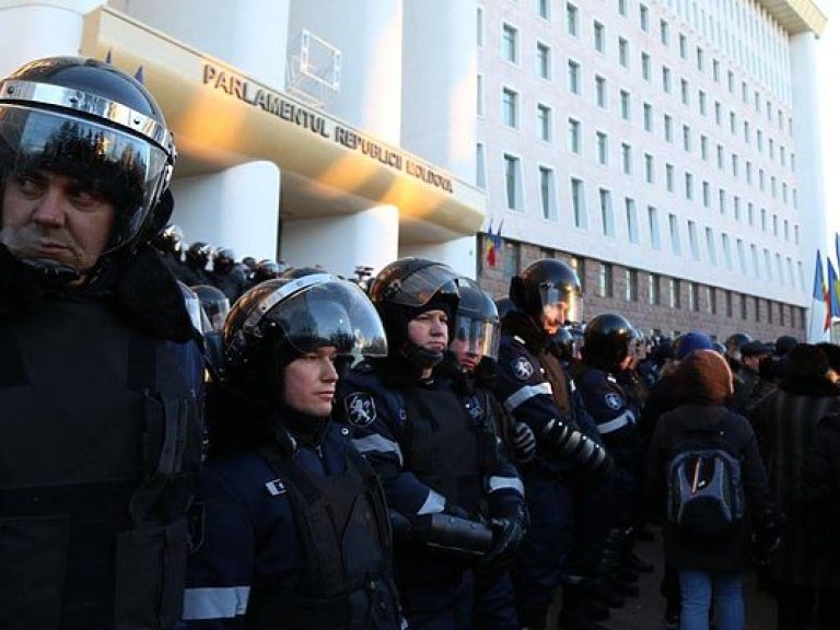 В Молдове оппозиция заблокировала въезд в Кишинев