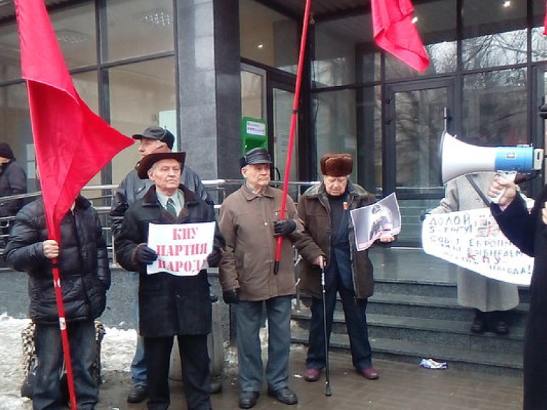 Возле здания Киевского апелляционного админсуда проходит митинг в поддержку КПУ (ФОТО)