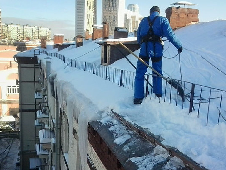 В Киеве около полусотни кровельщиков чистят крыши от сосулек
