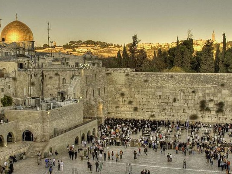 В Израиле мужчинам и женщинам разрешили совместно молиться возле Стены плача