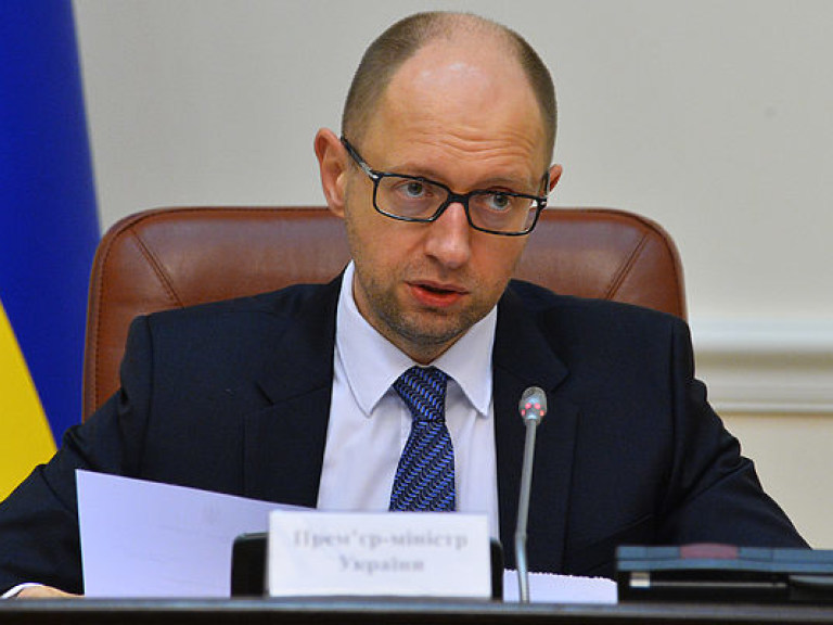 Яценюк: Министры подали в отставку из-за политического давления