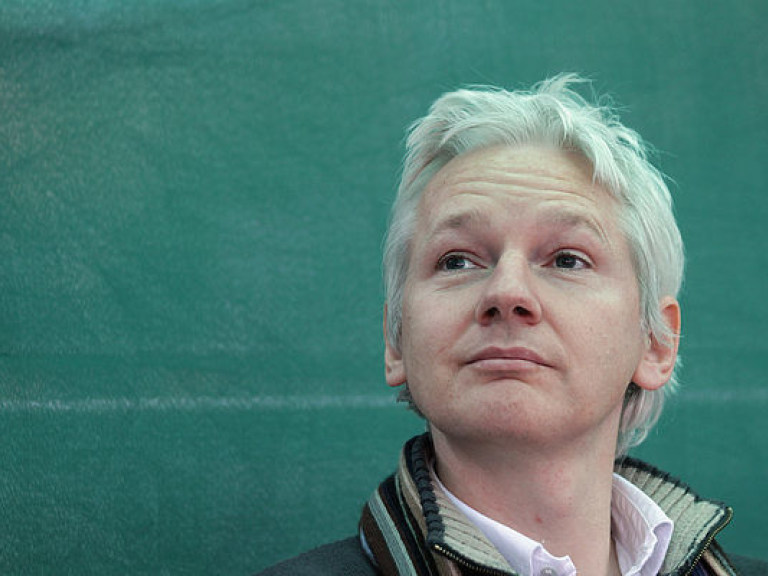 Основатель WikiLeaks заявил о готовности сдаться полиции Великобритании
