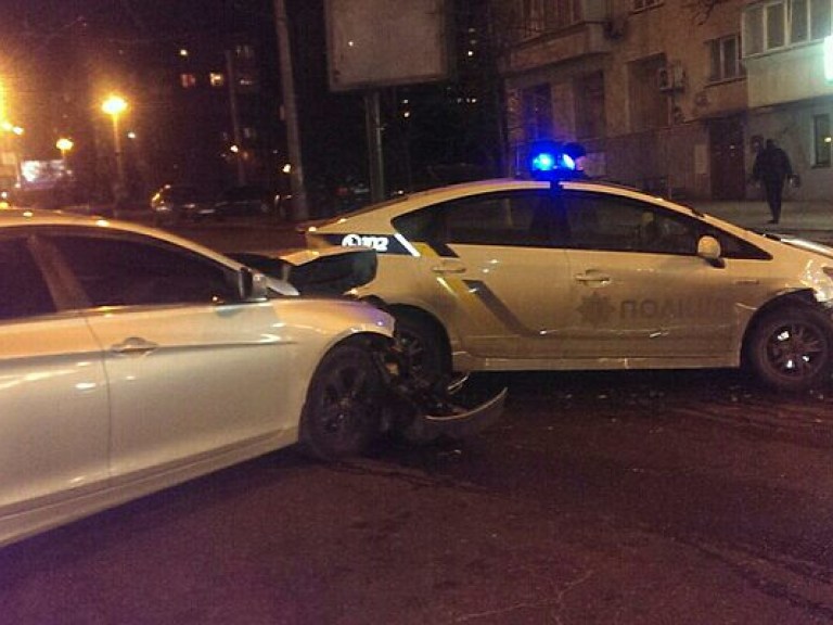 В Киеве на перекрестке Киквидзе и Бастионной Hyundai столкнулся с машиной полиции (ФОТО)