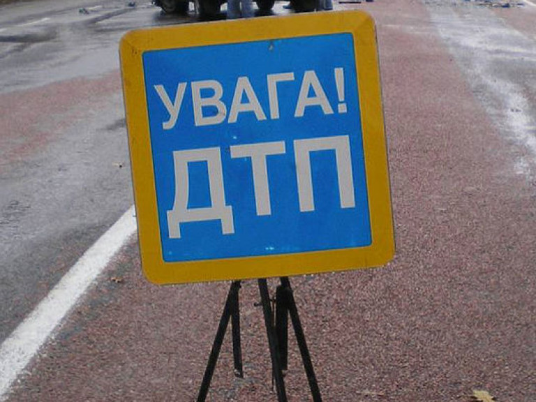 В Киеве пьяный лихач на Opel задел бордюрный камень и опрокинулся (ФОТО, ВИДЕО)