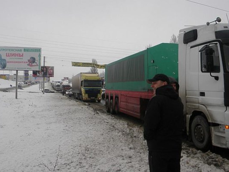 В Волынской области полсотни активистов перекрыли движение для грузовиков с российскими товарами