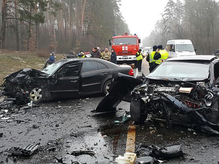 На Гостомельском шоссе Volkswagen врезался в маршрутку, есть погибшие (ФОТО)