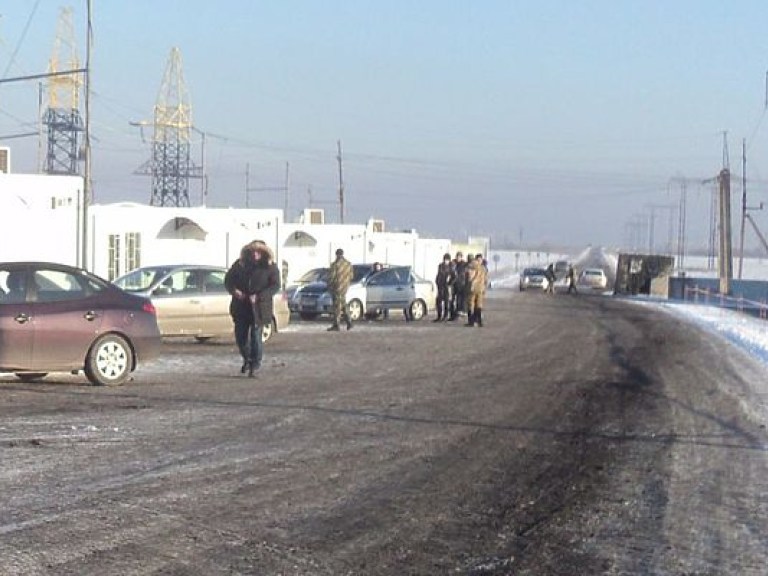 Из-за постоянных обстрелов на Донбассе власти закрыли КПП в Марьинке