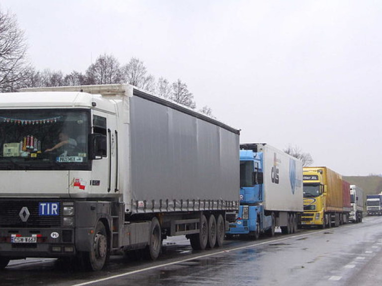 На белорусско-украинской границе образовалась огромная очередь из российских фур