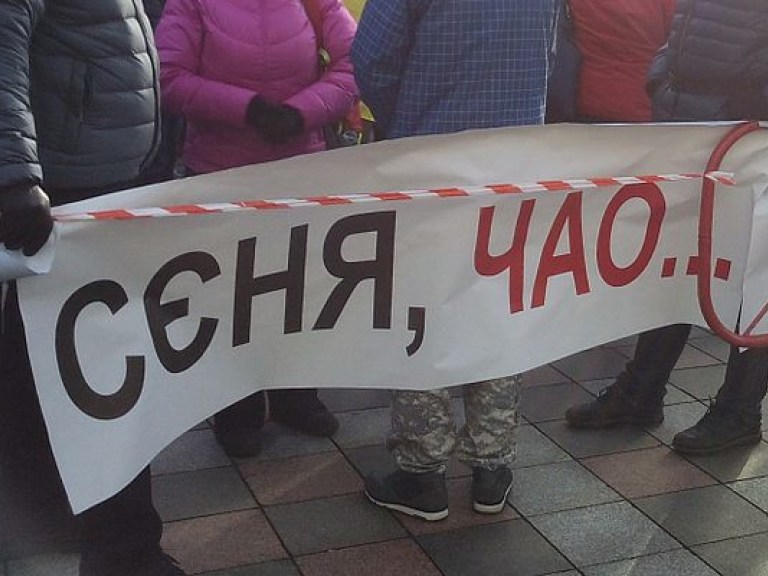 Под парламентом активисты требуют отставки Яценюка (ВИДЕО)