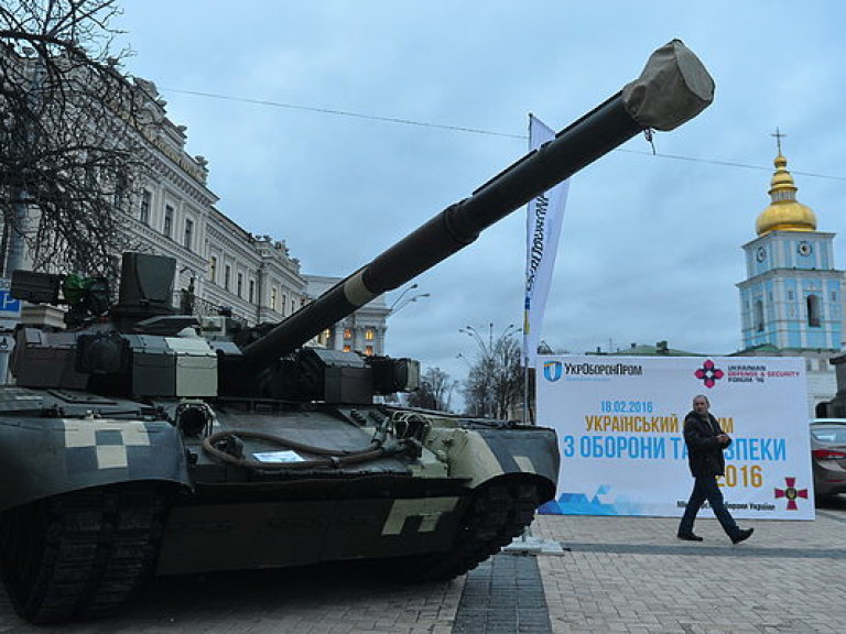 В центре Киева появился боевой танк (ФОТО)