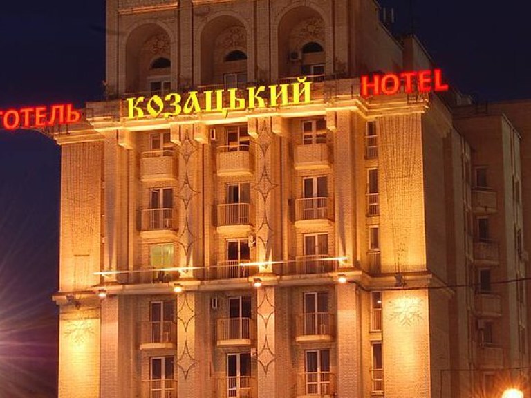 В Киеве на Крещатике мужчины в камуфляже захватили отель «Козацкий» (ФОТО)
