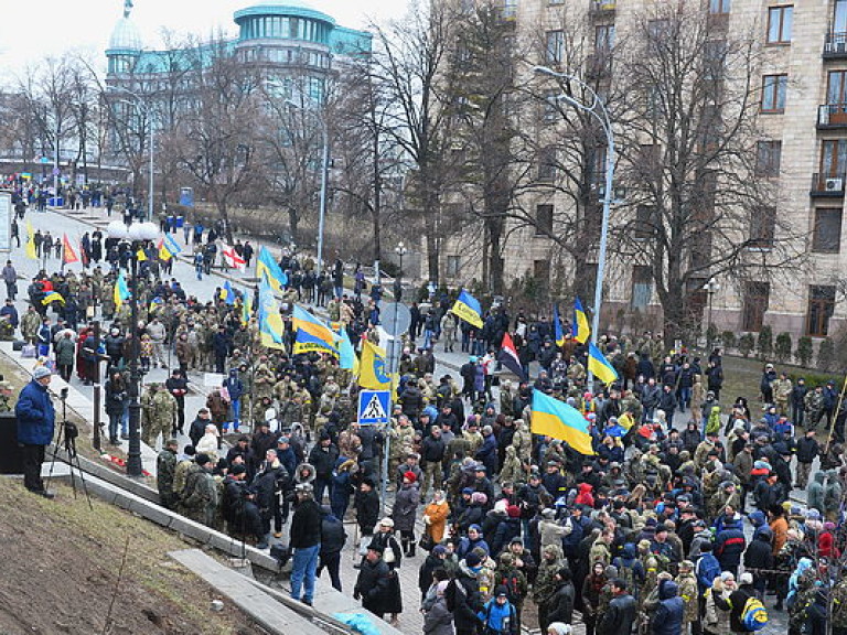 В Киеве активисты заблокировали движение транспорта на Крещатике (ФОТО)