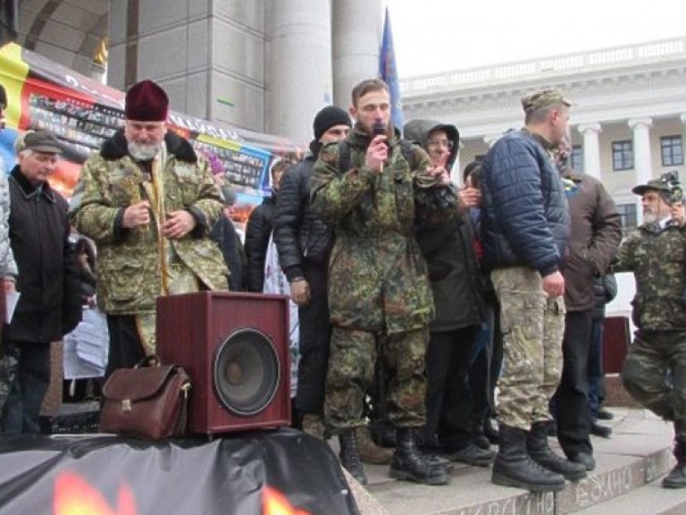 В Киеве возле Стеллы Независимости активисты призывают избавиться от Яценюка и Порошенко