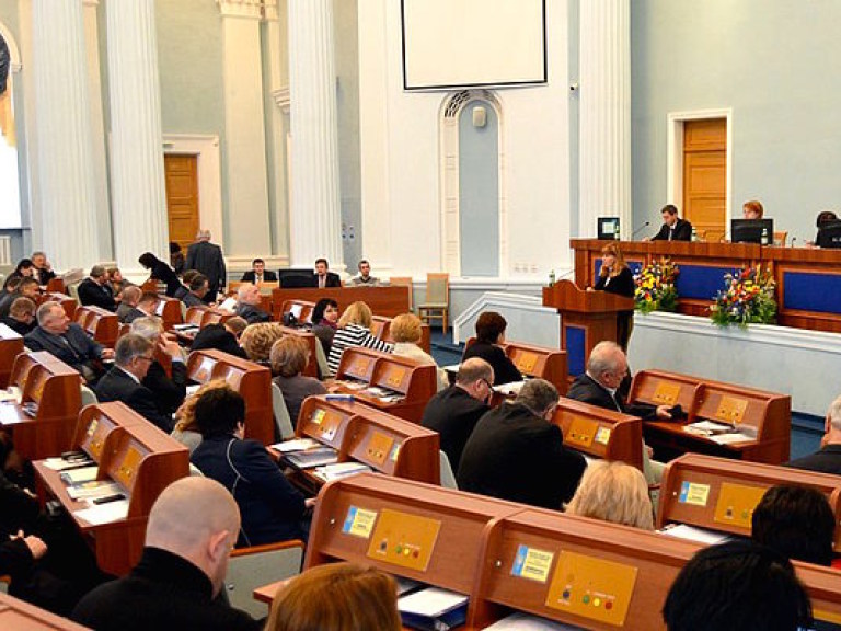 Вслед за Киевом Черкасский облсовет призвал Порошенко ввести выборность губернаторов