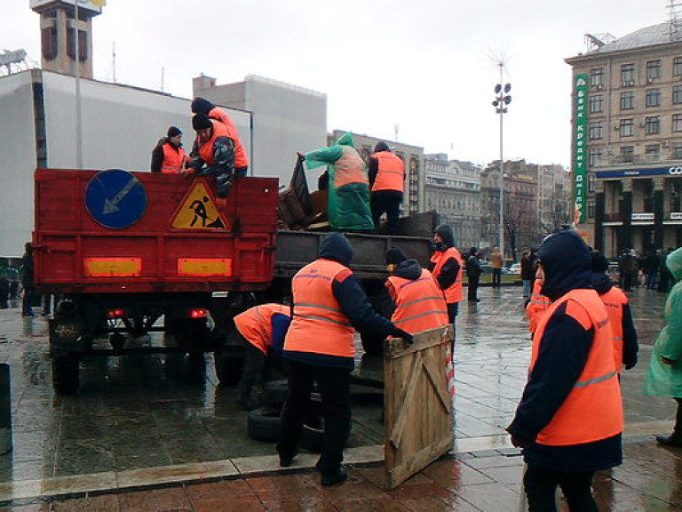 Коммунальные службы начали убирать размещенные возле Стеллы Независимости палатки (ФОТО)