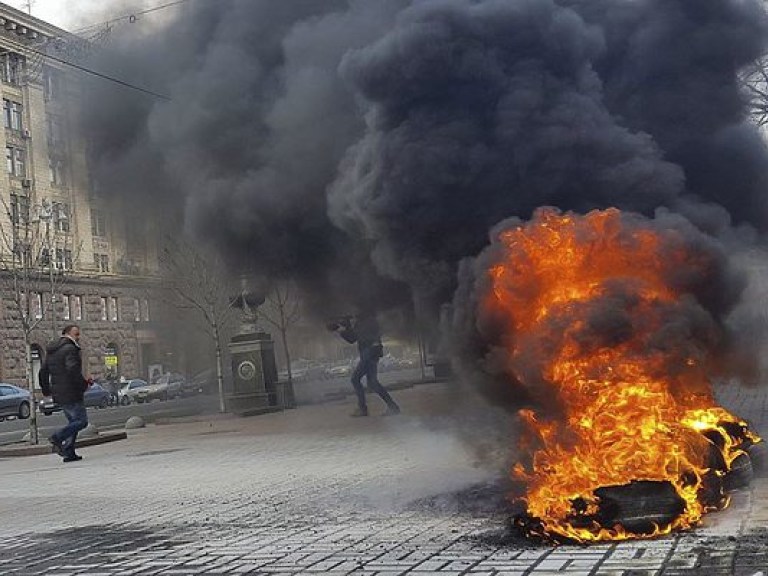 Под мэрией в Киеве проходит  митинг таксистов и противников новых налогов, участники жгут шины (ФОТО)