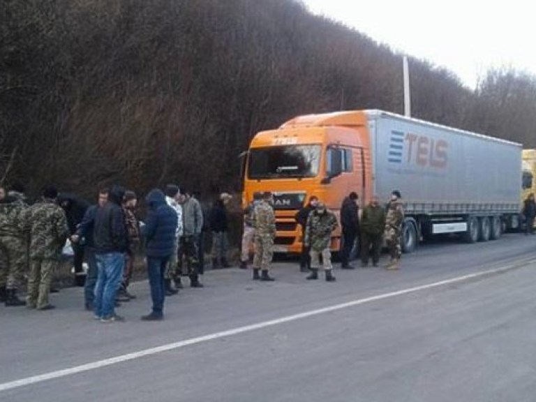 «Свободовцы» заняли блокпосты на западной границе и не пускают российские фуры