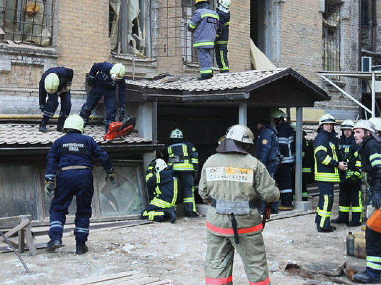 Шкиряк: Один из рабочих, остающихся под завалами обрушившегося дома в Киеве, не подает признаков жизни