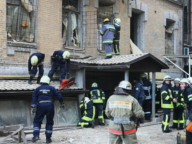 Под завалами обрушившегося дома могут оставаться люди