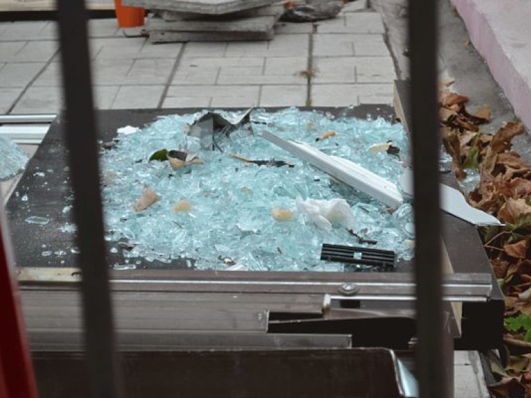 Спасатели все еще не откопали из-под завалов киевского дома тело второго погибшего