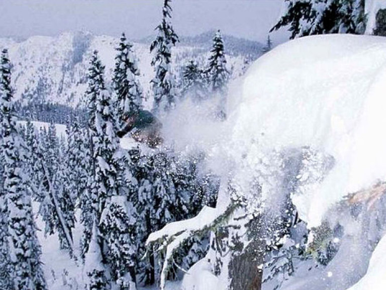 В Закарпатской области спасатели нашли заблудившихся в горах сноубордистов