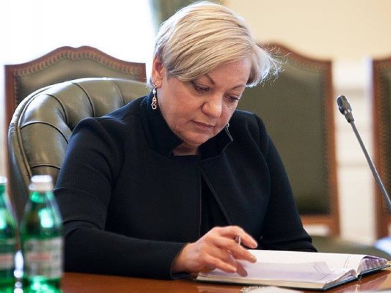 Больше других представителей власти украинцы недовольны действиями Яценюка и Гонтаревой &#8212; исследование