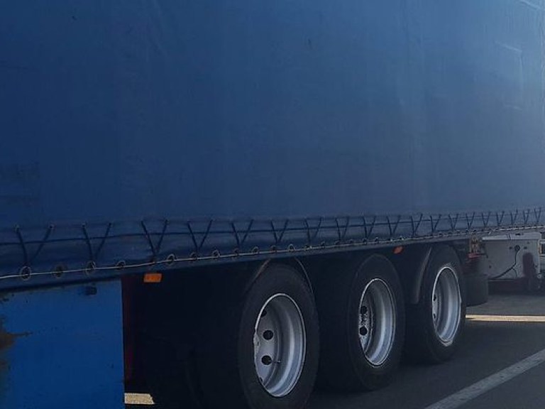 На Львовщине активисты продолжают блокировать российские фуры (ФОТО)