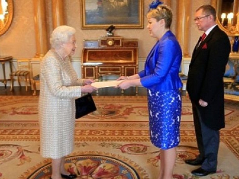 Посол Украины в Великобритании перепутала лошадиные скачки с приемом у королевы &#8212; стилист