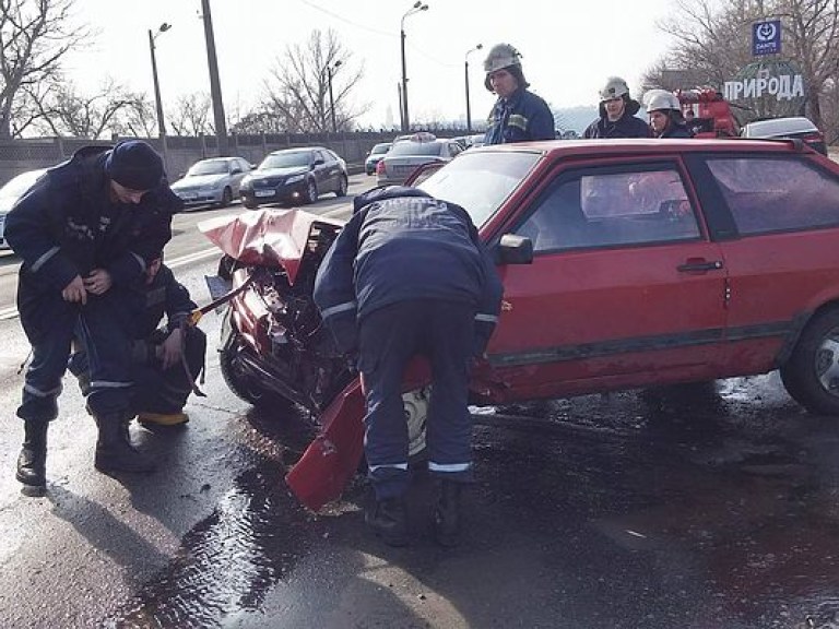 На Броварском проспекте столкнулись «Жигули» и Hyundai – пострадали трое взрослых и один ребенок