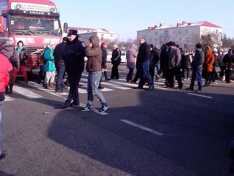 В Тернопольской области жители поселка перекрыли трассу из-за закрытия больницы