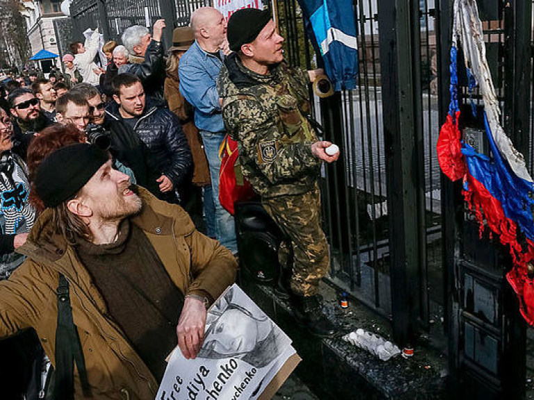 Вслед за Львовом и Киевом в Одессе консульство РФ также забросали яйцами и краской