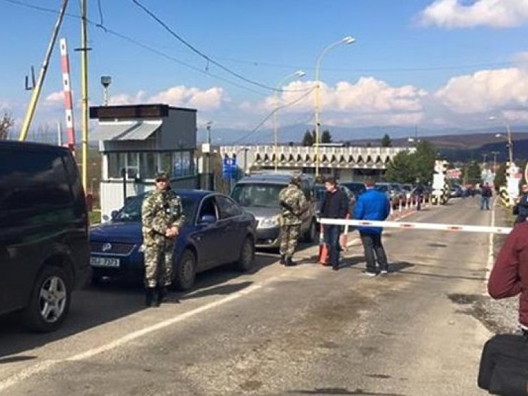 На Закарпатье десятки водителей заблокировали КПП (ФОТО)