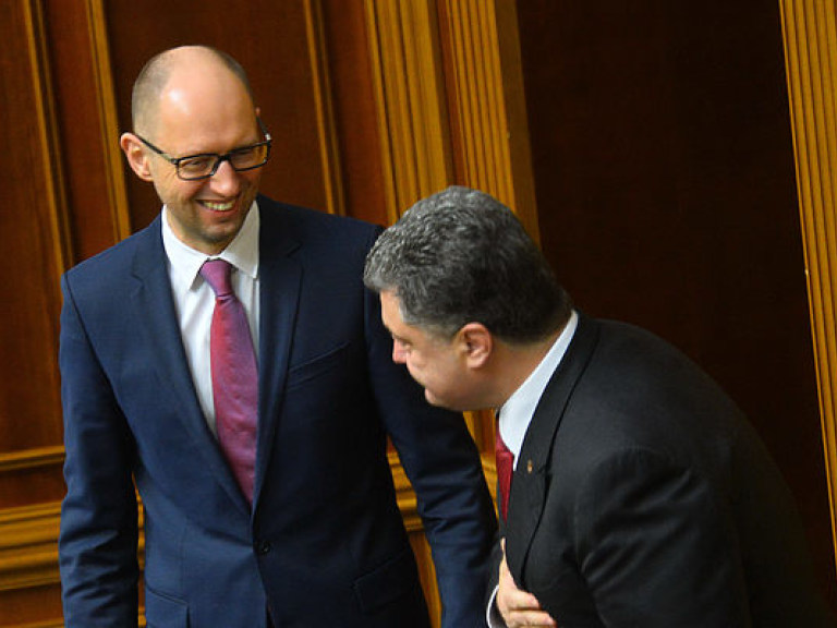 Яценюк призвал Порошенко поддержать его либо уволить