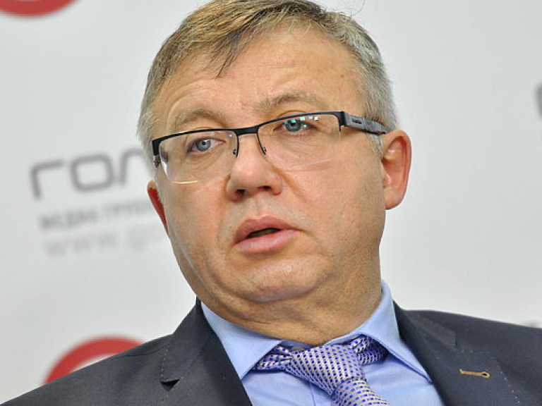 Яценюк вцепился в кресло, чтобы обогатиться на приватизации – эксперт
