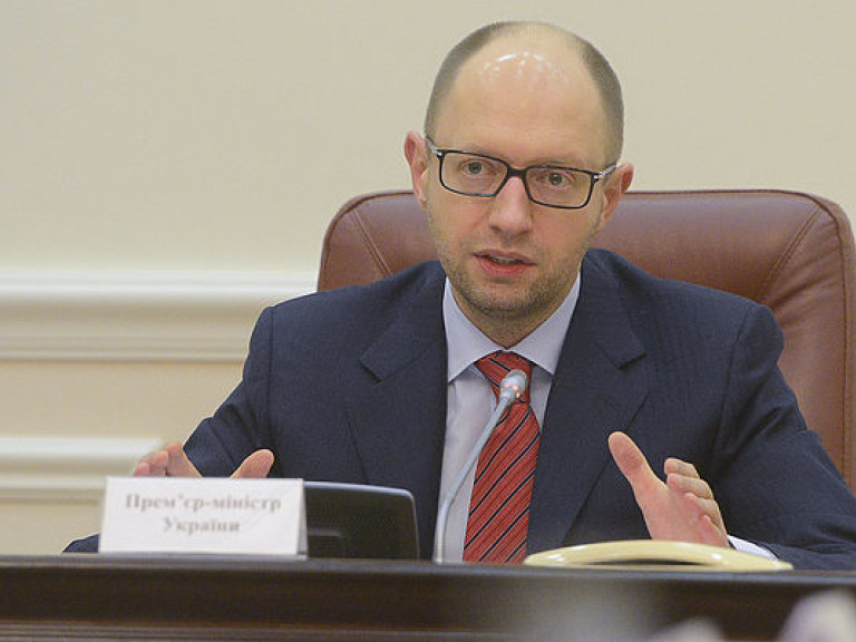 Политолог: Яценюк останется премьером до лета-осени