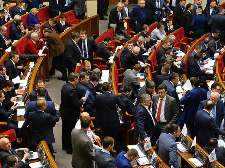 Рада не включила в повестку дня два законопроекта о спецконфискации денег Януковича