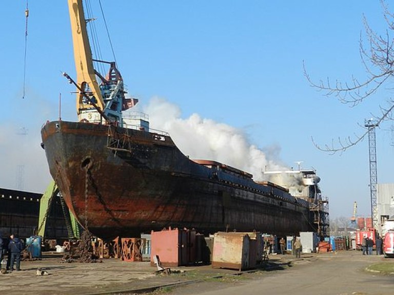 В Херсоне 6 часов горело судно-сухогруз (ФОТО)